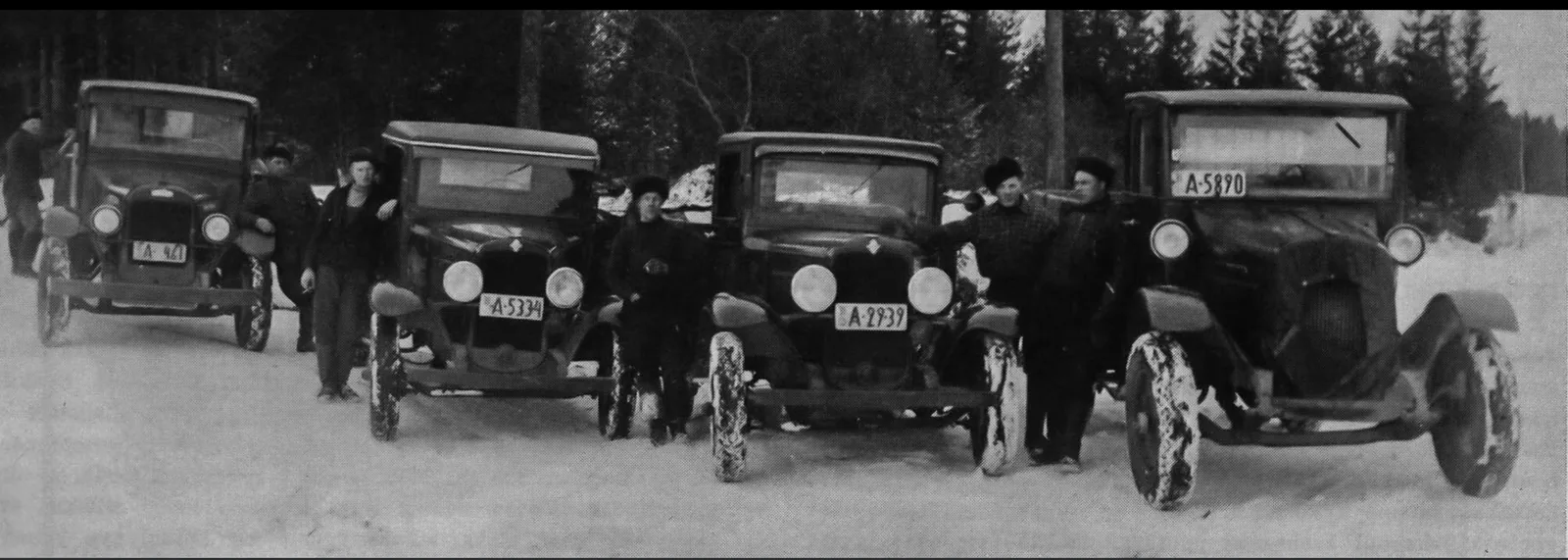 Kalle Urhon varhaista kuorma-autokalustoa lumisella metsätiellä 1920-luvulla